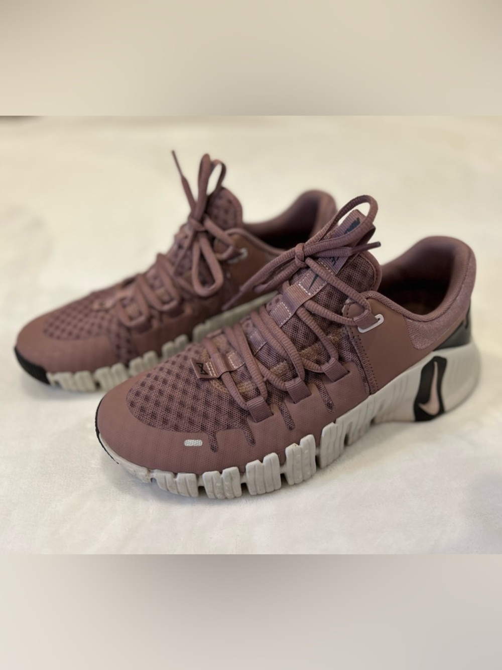 Women’s Size 8 Nike Metcon Running Training Shoes in Mauve Purple.